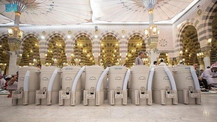 Keutamaan dan Bacaan Doa Lengkap Minum Air Zamzam