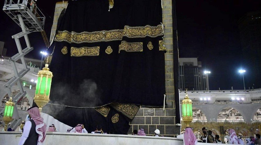 Penggantian Kiswah Ka'bah Masjidil Haram