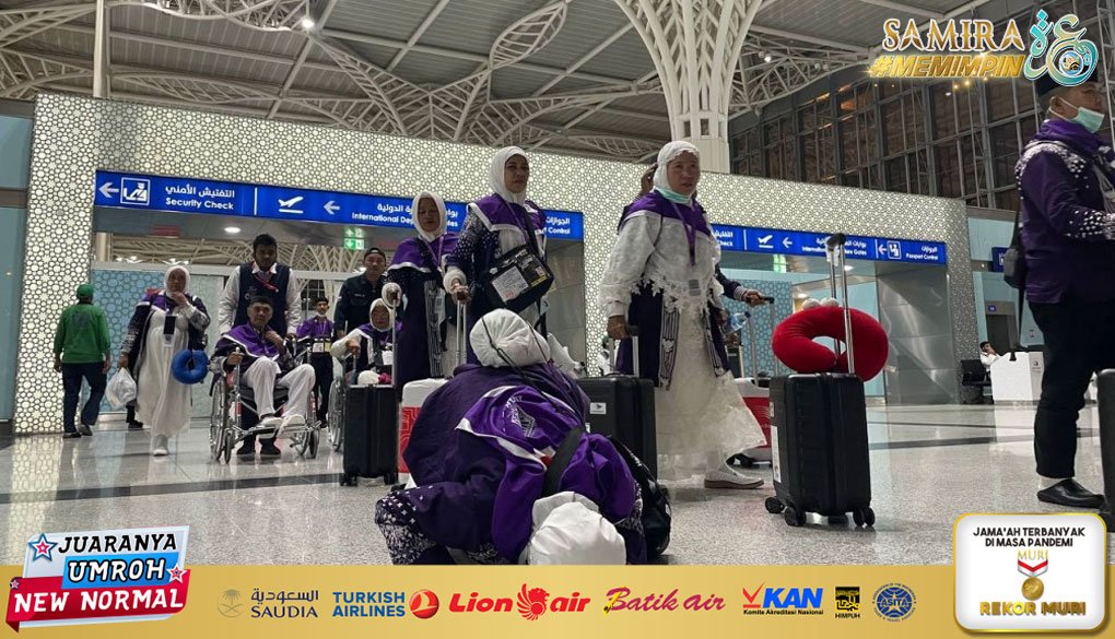 Rombongan jemaah haji kloter UPG 5 asal embarkasi Makassar, Sulawesi Selatan (Sulsel), akhirnya tiba di Tanah Suci. Keberangkatan jemaah sempat tertunda karena mesin pesawat Garuda Indonesia yang ditumpangi terbakar setelah lepas landas. Rombongan jemaah haji tersebut tiba di Bandara Bandara Amir Muhammad Bin Abdul Aziz (AMAA) Madinah, Kamis (16/5/2024), pukul 04.02 Waktu Arab Saudi (WAS). Pesawat yang membawa jemaah UPG-05 awalnya terbang pada sekitar pukul 15.30 WITA. Namun, pesawat ini mendarat kembali di Bandara Sultan Hasanuddin pada pukul 17.15 WITA karena kerusakan mesin. Sebelum mendarat, pesawat harus berputar untuk mengurangi bahan bakar. Jemaah lalu kembali ke asrama haji Embarkasi Sudiang dan baru diberangkatkan kembali pada 22.05 WITA dengan pesawat Garuda Indonesia yang semestinya memberangkatkan kloter 6 Embarkasi Makassar (UPG-06). Mendarat di Madinah, sejumlah jemaah tampak mengungkapkan kebahagiaannya dengan melakukan sujud syukur setibanya di Gate Hajj kedatangan Bandara AMAA Madinah. "Alhamdulillah, syukur Alhamdulillah akhirnya tiba di Madinah dengan selamat. Kalau Allah menghendaki, bisa juga sampai sini," kata salah satu jemaah Siti Rasia Leman mengungkapkan rasa syukurnya. Jemaah yang lain, Abdussalam, mengapresiasi layanan jemaah yang sigap merespons adanya kejadian pesawat yang rusak. "Alhamdulillah terlayani dengan baik, petugas baik, makanan berlebih," katanya. Kepala Daerah Kerja (Kadaker) Bandara Abdillah menyatakan rasa syukurnya saat menyambut jemaah haji yang baru saja tiba. "Alhamdulillah kami saksikan pada saat kami menyambut mereka, jemaah dalam kondisi senang dan bersyukur ketibaannya di Madinah. Mereka mewujudkan itu dengan bersujud syukur pada saat dari pintu kedatangan, pada saat itu keluar dari pintu haji ya,” ujar Abdillah. Dikatakan Abdillah, seluruh jemaah sampai dalam keadaan selamat, baik jemaah, petugas kloter, hingga Petugas Haji Daerah. “Alhamdulillah semuanya selamat, ya, sehat, jemaah sehat. Petugas kloter juga menyampaikan, jemaah pada senang ya gembira dengan kedatangan di Madinah ini,” tutupnya.