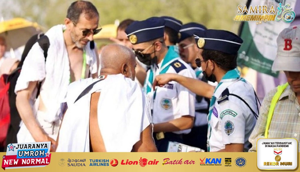 Pemerintah Arab Saudi akan melibatkan kelompok Pramuka untuk membantu jemaah haji selama di Makkah. Tim Pramuka tersebut telah dibekali cara menggunakan teknologi digital dan kode respons cepat di ponsel cerdas mereka untuk lebih membantu jamaah haji dengan panduan, navigasi di tempat, dan perencanaan rute di tempat-tempat suci Kerajaan. Dilansir dari arabnews Jumat (17/05) Tim Pramuka terlebih dahulu akan mengikuti kursus selama 10 hari yang diselenggarakan oleh Kementerian Pendidikan melalui Asosiasi Pramuka Arab Saudi untuk mematangkan kesiapan mereka dalam memberikan pelayanan terbaik pada jemaah. Tiga puluh dua peserta pelatihan dari empat pelopor pramuka saat ini terdaftar untuk menerima pelatihan. Mereka akan dibekali sebuah aplikasi pintar yang menyediakan perencanaan rute, navigasi dan panduan bagi para peziarah di tempat-tempat suci akan digunakan. Menjelaskan manfaat penggunaan teknologi digital dan kode QR selama perjalanan pramuka ke tempat-tempat suci, pemimpin pramuka Abdullah Alharthi mengatakan bahwa pendekatan ini membantu melindungi lingkungan dengan menghilangkan kebutuhan akan peta dan tanda-tanda kertas, dan menghindari kekacauan visual di ruang-ruang suci. Selain itu, sistem digital memastikan enkripsi pesan pramuka. SASA, yang bekerja sama dengan Kementerian Haji dan Umrah untuk membantu jamaah haji setiap tahun, memainkan peran penting selama musim haji ketika setiap tahun pramuka dari seluruh penjuru Kerajaan berkumpul untuk membantu jamaah selama musim haji. Terlepas dari usia atau jenis kelamin, para relawan ini mencurahkan waktu dan tenaga mereka untuk memungkinkan jamaah menunaikan ibadah haji dengan mudah. Pramuka yang berafiliasi dengan Kementerian Haji dan Umrah terutama fokus membantu jamaah yang tersesat dengan memberikan bimbingan dan arahan, memastikan mereka mencapai kamp yang ditentukan dengan aman. Tahun lalu, menurut SASA, 3.500 pramuka ditempatkan di sekitar tempat suci di Makkah. Para relawan SASA mengatakan kepada Arab News bahwa mereka diklasifikasikan ke dalam dua kelompok umur: kategori pramuka tingkat lanjut dan kategori penjaga hutan. Kategori pramuka tingkat lanjut terdiri dari anggota pramuka berusia antara 15 dan 17 tahun. Kategori penjaga terdiri dari mereka yang berusia 18 hingga 22 tahun, termasuk pemimpin pramuka (150 di antaranya tahun lalu adalah perempuan) dan teman serta pionir SASA.