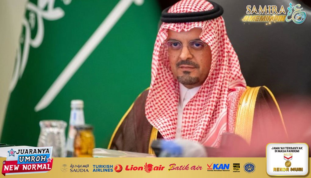 Wakil Emir wilayah Makkah dan Wakil Ketua Komite Haji Pusat Pangeran Saud bin Mishaal menegaskan, tidak ada jamaah yang diperbolehkan menunaikan ibadah haji tanpa mendapat izin. Dia menegaskan, peraturan akan ditegakkan secara tegas terhadap siapa pun yang melanggar instruksi tersebut. Pernyataan tersebut disampaikan Wakil Emir saat meluncurkan kampanye musim ke-16 bertajuk “Haji adalah ibadah dan perilaku yang beradab,” di markas besar emirat di Jeddah pada hari Senin (13/05). Pangeran Saud meluncurkan kampanye atas nama Pangeran Khalid Al-Faisal, emir Makkah dan penasihat Penjaga Dua Masjid Suci. Kampanye ini diluncurkan dengan slogan “Tidak Ada Haji Tanpa Izin,” di hadapan beberapa pangeran, menteri dan pejabat senior. Dilansir dari saudigazette Selasa (14/05) Selama konferensi pers untuk menandai peluncuran kampanye tersebut, Pangeran Saud mengucapkan terima kasih kepada Penjaga Dua Masjid Suci Raja Salman dan Putra Mahkota serta Perdana Menteri Mohammed bin Salman atas perhatian dan perhatian mereka yang besar dalam melayani dan memastikan keselamatan para jamaah. Beliau memuji bimbingan berkelanjutan mereka dalam memanfaatkan semua sumber daya untuk memfasilitasi ritual para peziarah dengan lancar dan aman. Dia juga memuji Menteri Dalam Negeri dan Ketua Komite Haji Pusat Pangeran Abdulaziz bin Saud bin Naif karena mendukung dan mengawasi upaya terkait ritual besar Islam ini. Pangeran Saud mengatakan, peluncuran kampanye dengan slogan tersebut menekankan pencapaian tahun-tahun sebelumnya dalam mencegah pelanggar peraturan, yang mencoba menunaikan ibadah haji tanpa izin. “Hal ini juga berkontribusi dalam mengurangi pelanggaran, mengungkap kampanye penipuan, dan akibatnya mengurangi jumlah jamaah haji ilegal. Hal ini telah memfasilitasi peningkatan pelayanan yang diberikan kepada jamaah dan menciptakan lingkungan spiritual yang kondusif bagi mereka untuk menunaikan rukun Islam yang kelima dengan mudah dan nyaman, ”ujarnya. Pangeran Saud mengimbau seluruh sektor yang terlibat dalam ibadah haji meningkatkan koordinasi dan kesiapan menerima dan melayani jamaah, sejalan dengan arahan dan aspirasi pimpinan. Beliau juga menegaskan kembali pentingnya menerapkan peraturan dan tidak menoleransi pelanggaran untuk memastikan ibadah haji yang aman dan bebas kerumitan. Ia memuji pernyataan Dewan Ulama Senior Saudi yang menegaskan larangan menunaikan ibadah haji tanpa izin. Wakil Emir menegaskan, fatwa ini memperhatikan kesucian tempat dan kesucian ritual. Hal ini bertujuan untuk memungkinkan umat Islam untuk menjalankan rukun Islam yang kelima dalam keamanan, ketenangan, dan kemudahan, sekaligus memungkinkan sektor pemerintah untuk meningkatkan layanan yang diberikan kepada mereka. Dia juga mencatat bahwa masuknya orang yang tidak berwenang ke tempat-tempat suci memiliki dampak negatif dan mengganggu sistem layanan yang diberikan kepada jamaah haji yang sah. “Oleh karena itu, sangat penting untuk menaati pihak yang berwenang dan menghindari melakukan pelanggaran yang dapat merugikan orang lain dengan cara apa pun,” tegasnya. Berbicara pada kesempatan tersebut, Direktur Keamanan Publik Letjen Mohammed Al-Bassami menegaskan kesiapan aparat keamanan haji di semua sektor untuk menghadapi segala ancaman terhadap keamanan atau hukum dan ketertiban pada musim haji 2024. Ia menekankan pencegahan terhadap segala ancaman. tindakan yang dapat membahayakan keselamatan dan keamanan jamaah. Al-Bassami menyatakan pelanggar akan ditahan dan dikenakan sanksi sesuai peraturan dan perundang-undangan. Dia menekankan pentingnya upaya bersama untuk menyelesaikan semua pengaturan lapangan, meningkatkan kesiapan, dan melaksanakan rencana pada tingkat yang selaras dengan kemampuan Kerajaan untuk melayani para jamaah. Kepala Keamanan Umum juga berbicara tentang koordinasi dengan Kementerian Haji dan Umrah terkait kartu identitas khusus jamaah. “Rencana lapangan telah dikembangkan untuk memeriksa semua fasilitas akomodasi di Makkah dan menghapus pelanggar peraturan haji,” tambahnya.